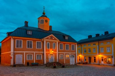 Porvoo kasabasındaki eski belediye binasının günbatımı manzarası.