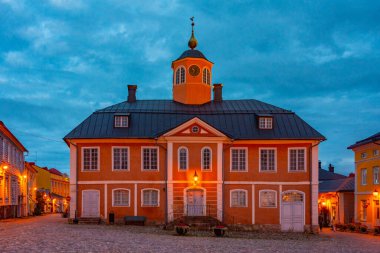 Porvoo kasabasındaki eski belediye binasının günbatımı manzarası.