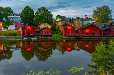 Finlandiya 'nın Porvoo kentindeki kırmızı ahşap kulübelerin gün doğumu manzarası.