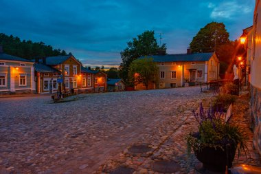 Porvoo, Finlandiya 'da günbatımı renkli kereste evleri.