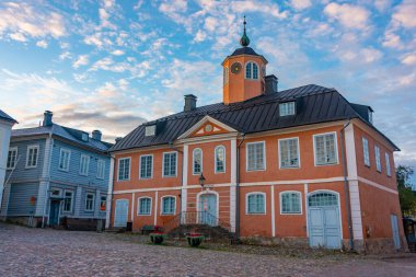 Porvoo kasabasındaki eski belediye binasının gündoğumu manzarası.