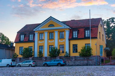 Porvoo, Finlandiya 'da renkli kereste evlerinin gün doğumu manzarası.