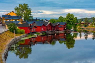 Finlandiya 'nın Porvoo kentindeki kırmızı ahşap kulübelerin gün doğumu manzarası.