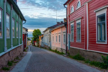 Porvoo, Finlandiya 'da renkli kereste evlerinin gün doğumu manzarası.