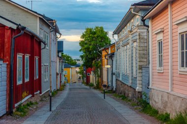 Porvoo, Finlandiya 'da renkli kereste evlerinin gün doğumu manzarası.