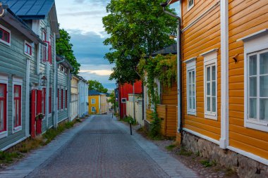 Porvoo, Finlandiya 'da renkli kereste evlerinin gün doğumu manzarası.