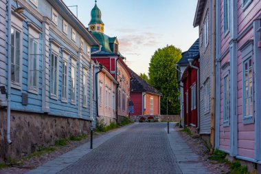 Porvoo, Finlandiya 'da renkli kereste evlerinin gün doğumu manzarası.