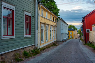 Porvoo, Finlandiya 'da renkli kereste evlerinin gün doğumu manzarası.