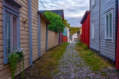 Porvoo, Finlandiya 'da renkli kereste evlerinin gün doğumu manzarası.