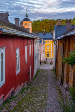 Porvoo, Finlandiya 'da renkli kereste evlerinin gün doğumu manzarası.