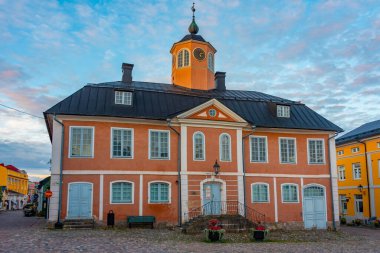 Porvoo kasabasındaki eski belediye binasının gündoğumu manzarası.