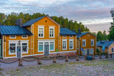 Porvoo, Finlandiya 'da renkli kereste evlerinin gün doğumu manzarası.