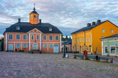 Porvoo kasabasındaki eski belediye binasının gündoğumu manzarası.