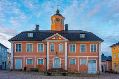 Porvoo kasabasındaki eski belediye binasının gündoğumu manzarası.