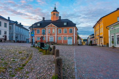 Porvoo kasabasındaki eski belediye binasının gündoğumu manzarası.