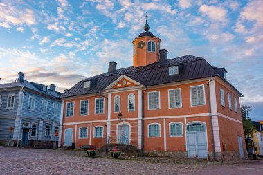 Porvoo kasabasındaki eski belediye binasının gündoğumu manzarası.