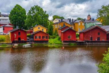 Finlandiya 'nın Porvoo kentindeki kırmızı ahşap kulübelerin gün doğumu manzarası.