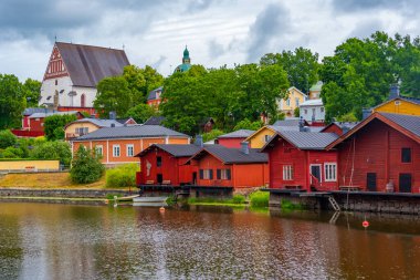 Finlandiya 'nın Porvoo kentindeki kırmızı ahşap kulübelerin gün doğumu manzarası.