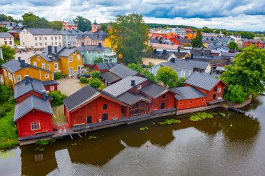 Finlandiya 'nın Porvoo kentindeki kırmızı ahşap kulübelerin gün doğumu manzarası.