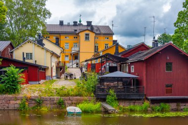 Porvoo, Finlandiya 'da renkli kereste evlerinin gün doğumu manzarası.