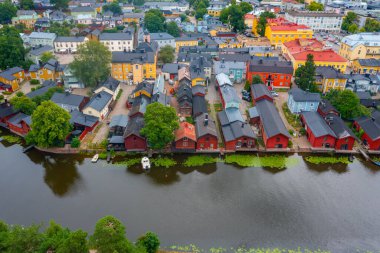 Finlandiya 'nın Porvoo kentindeki kırmızı ahşap kulübelerin gün doğumu manzarası.