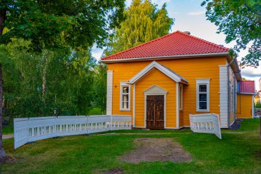 Finlandiya, Rauma 'nın Vanha Rauma ilçesindeki kereste binalarının gün batımı manzarası.