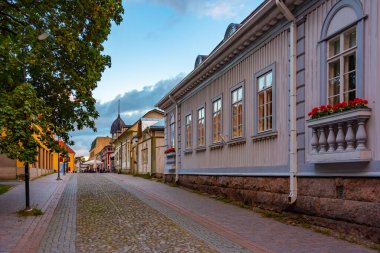 Finlandiya, Rauma 'nın Vanha Rauma ilçesindeki kereste binalarının gün batımı manzarası.