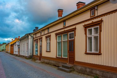 Finlandiya, Rauma 'nın Vanha Rauma ilçesindeki kereste binalarının gün batımı manzarası.
