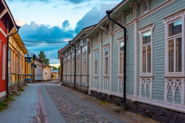 Finlandiya, Rauma 'nın Vanha Rauma ilçesindeki kereste binalarının gün batımı manzarası.