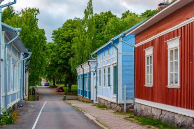 Finlandiya, Rauma 'nın Vanha Rauma ilçesindeki kereste binalarının gün batımı manzarası.