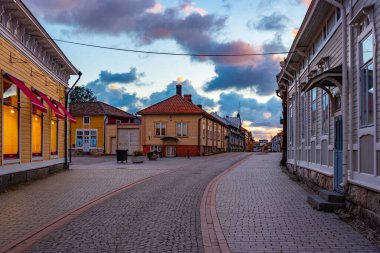 Finlandiya, Rauma 'nın Vanha Rauma ilçesindeki kereste binalarının gün batımı manzarası.