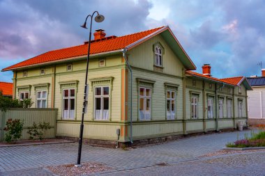 Finlandiya, Rauma 'nın Vanha Rauma ilçesindeki kereste binalarının gün batımı manzarası.