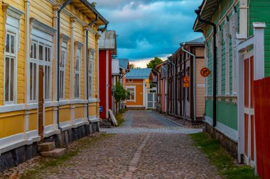 Finlandiya, Rauma 'nın Vanha Rauma ilçesindeki kereste binalarının gün batımı manzarası.
