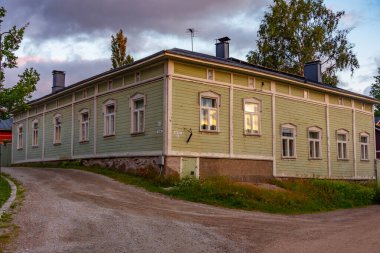 Finlandiya, Rauma 'nın Vanha Rauma ilçesindeki kereste binalarının gün batımı manzarası.