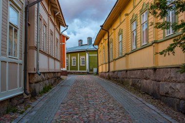 Finlandiya, Rauma 'nın Vanha Rauma ilçesindeki kereste binalarının gün batımı manzarası.