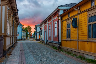 Finlandiya, Rauma 'nın Vanha Rauma ilçesindeki kereste binalarının gün batımı manzarası.