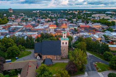 Kutsal haç kilisesi ve Fin kasabası Rauma 'nın günbatımı manzarası..