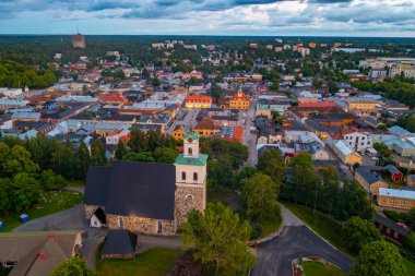 Kutsal haç kilisesi ve Fin kasabası Rauma 'nın günbatımı manzarası..