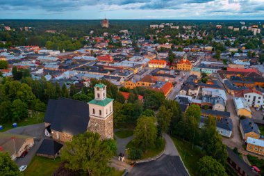 Kutsal haç kilisesi ve Fin kasabası Rauma 'nın günbatımı manzarası..
