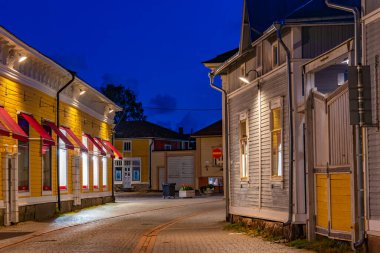 Finlandiya, Rauma 'nın Vanha Rauma ilçesindeki kereste binalarının gün batımı manzarası.