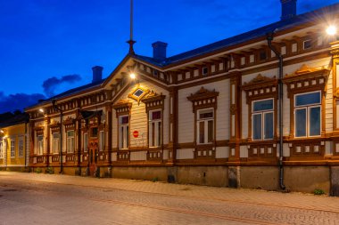 Finlandiya, Rauma 'nın Vanha Rauma ilçesindeki kereste binalarının gün batımı manzarası.