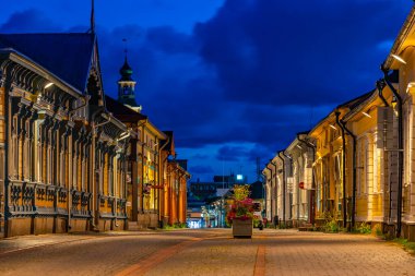 Finlandiya, Rauma 'nın Vanha Rauma ilçesindeki kereste binalarının gün batımı manzarası.
