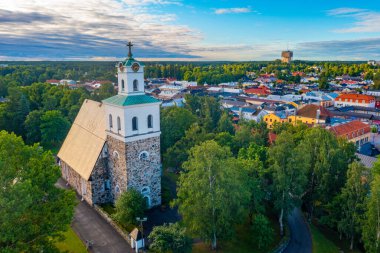 Kutsal Haç Kilisesi ve Fin kasabası Rauma 'nın Panoraması.