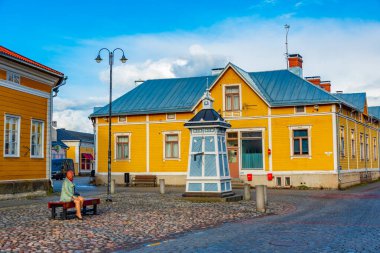 Rauma, Finlandiya 'daki Rauma Sanat Müzesi' nin önünde küçük bir meydan..