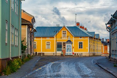 Rauma, Finlandiya 'daki Rauma Sanat Müzesi' nin önünde küçük bir meydan..