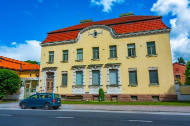 Finlandiya 'nın Pori şehrinde renkli bir cadde.
