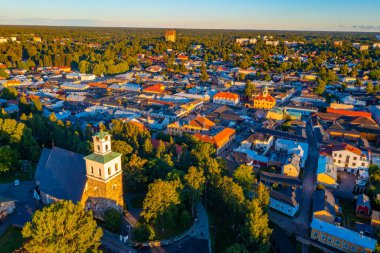 Kutsal haç kilisesi ve Fin kasabası Rauma 'nın günbatımı manzarası..