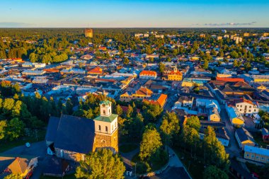 Kutsal haç kilisesi ve Fin kasabası Rauma 'nın günbatımı manzarası..
