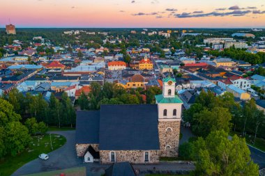 Kutsal haç kilisesi ve Fin kasabası Rauma 'nın günbatımı manzarası..