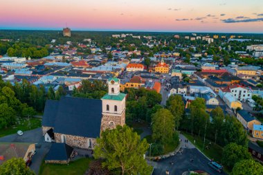 Kutsal haç kilisesi ve Fin kasabası Rauma 'nın günbatımı manzarası..